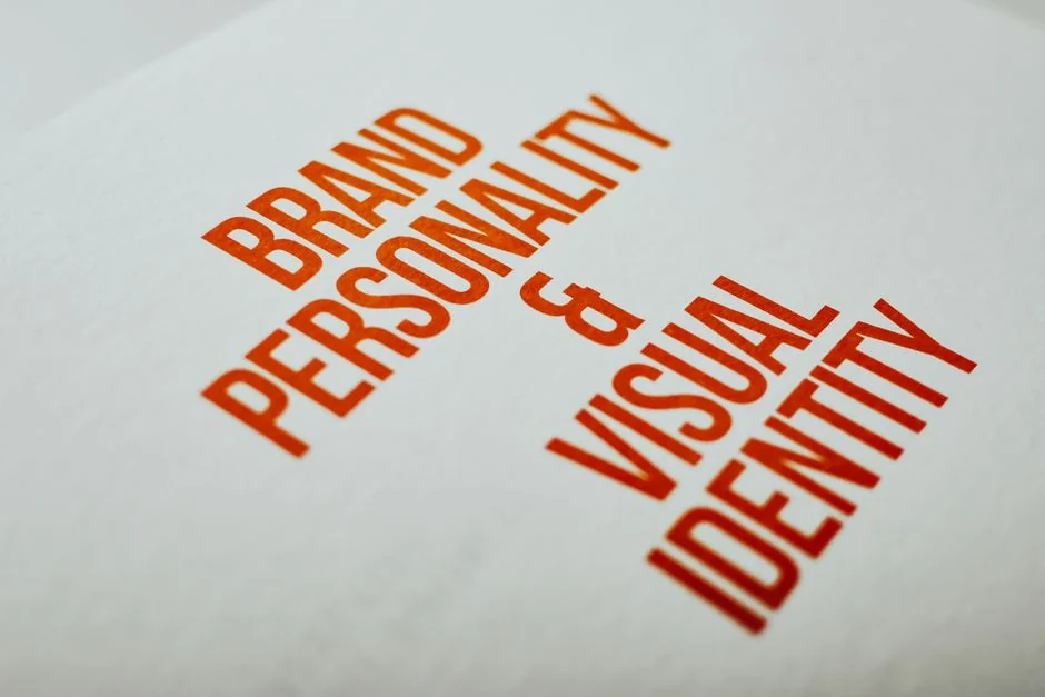 Vue rapprochée d'une feuille présentant des notions de branding, d'identité, de design, de stratégie et de marketing en orange et noir.