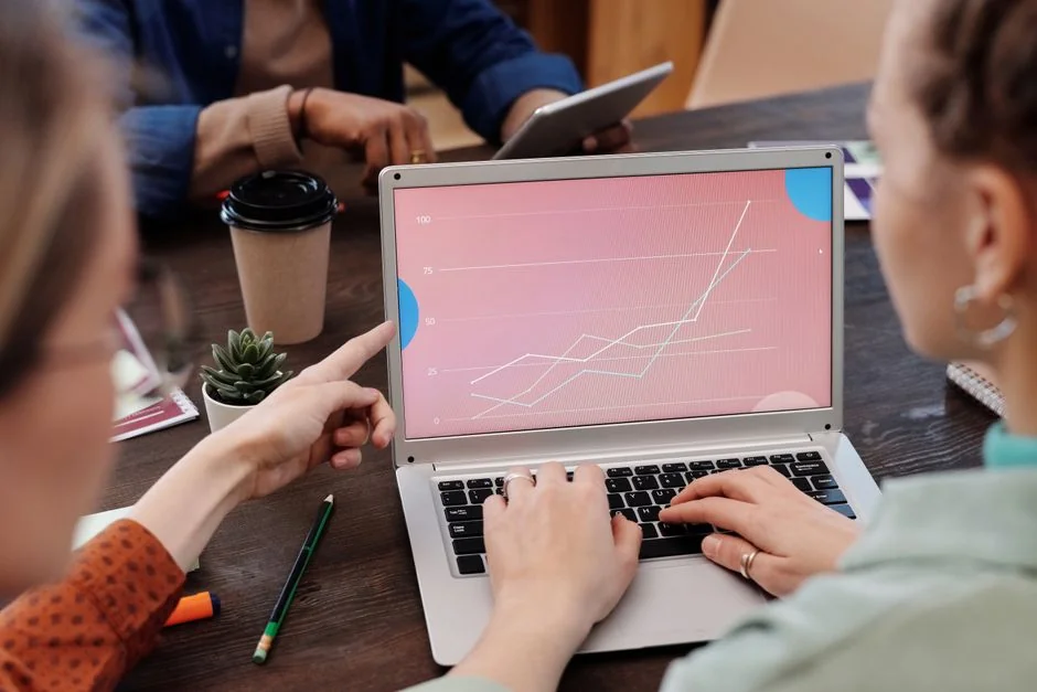 Vue rapprochée de divers documents marketing sur un bureau, idéale pour les échanges autour du business et de la stratégie.