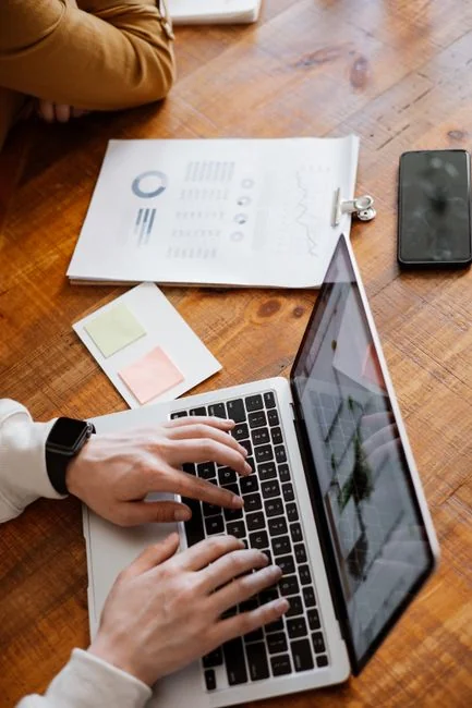 Des blocs en bois formant SEO sur un clavier d’ordinateur portable illustrent les notions de marketing numérique.